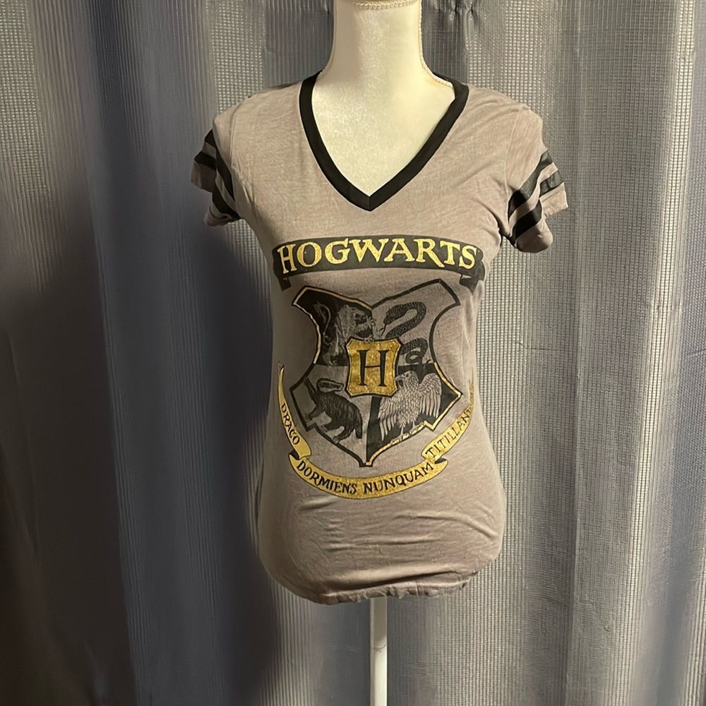 Harry Potter Womens TShirt Medium Gray Hogwarts Shield Wizarding World